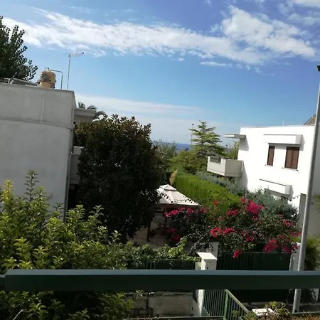 Nyaraló Anna *